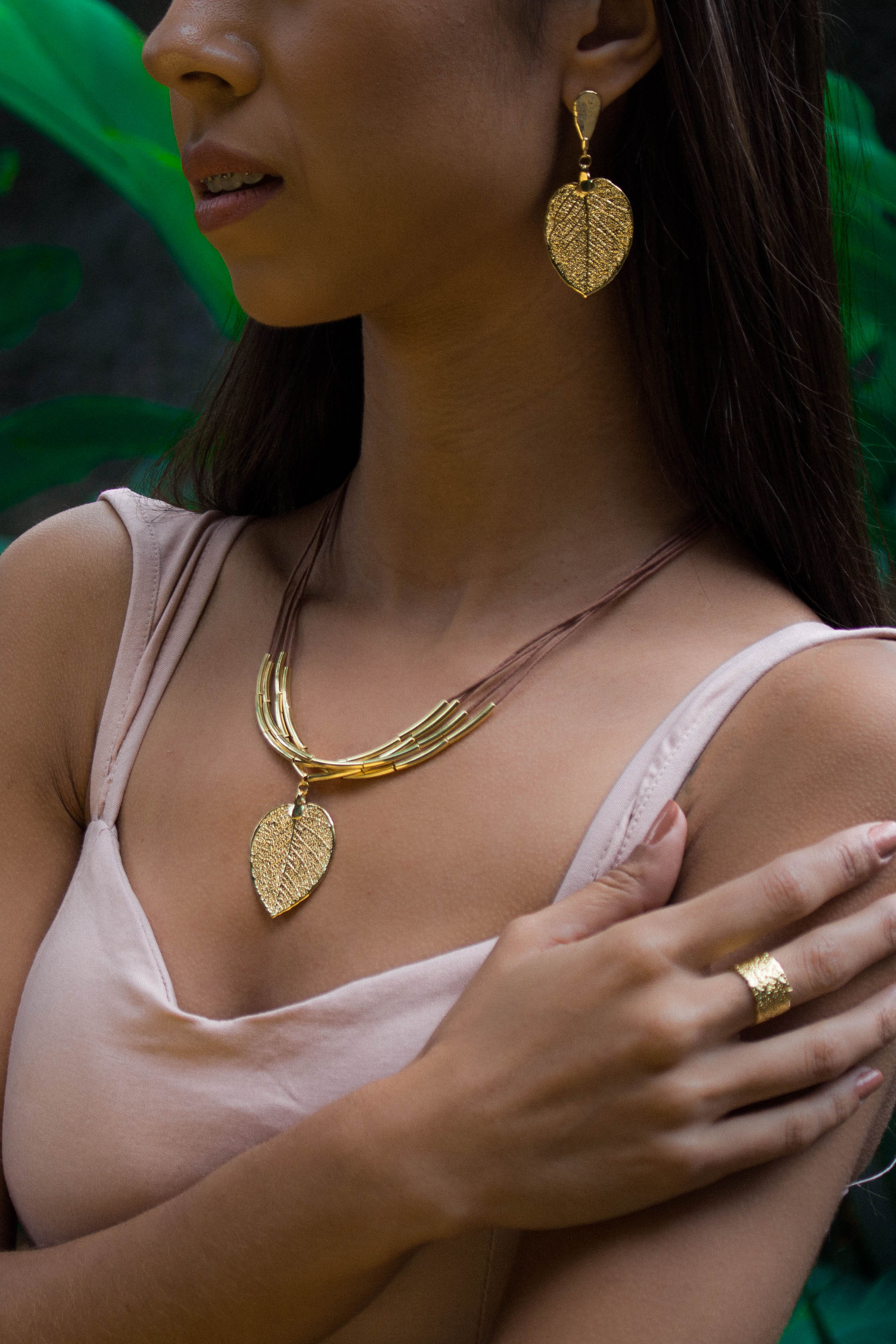  A set of jewelry made of Cerrado leaves