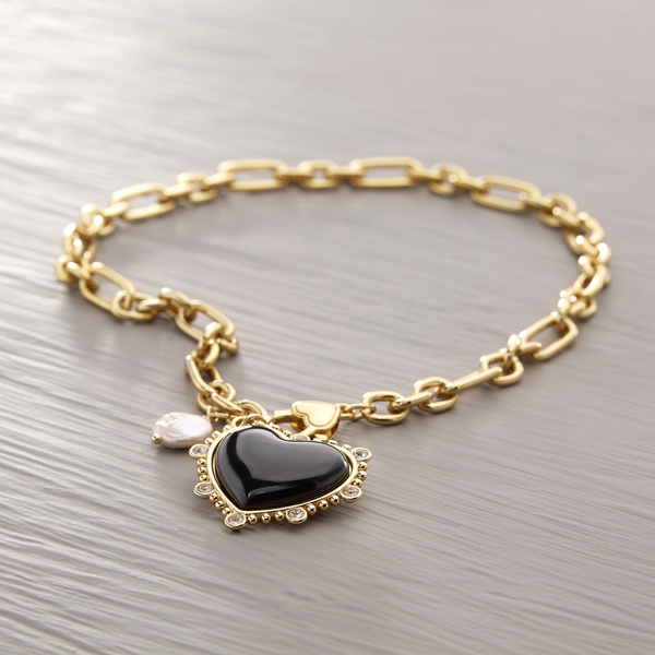 I feel free. Necklace with a black heart pendant