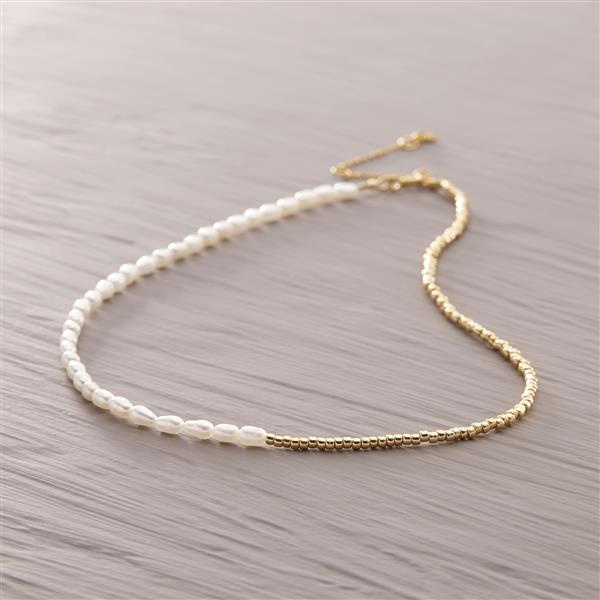 Dichotomy of beauty. Necklace with beads and pearls