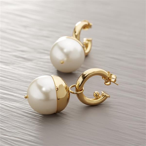 LITTLE MOMENTS. Pearl earrings