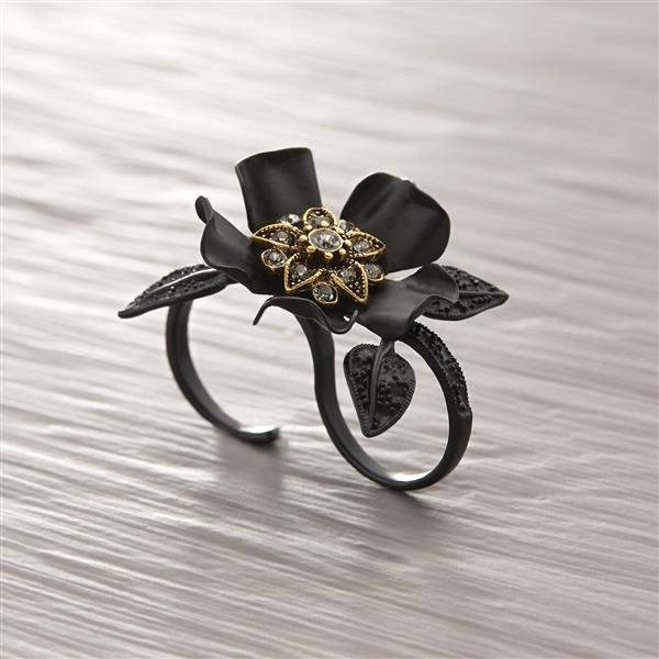 MORTICIA. Double ring with flowers