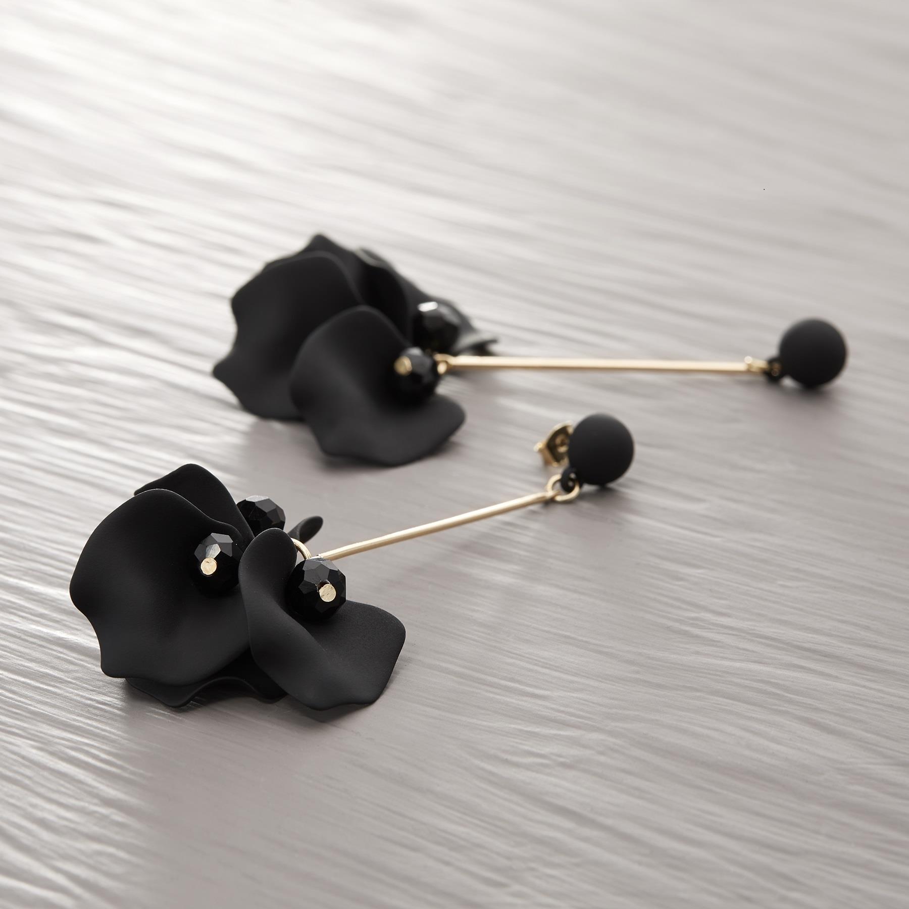 A MOMENT IN TIME. Black flower earrings