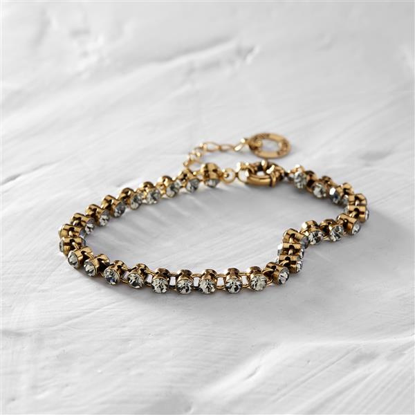 New rules. Delicate bracelet with crystals