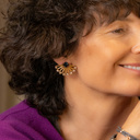 TAKE A BOW. Fan-shaped earrings with blue crystals