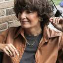 TAKE A BOW. Fan-shaped earrings with blue crystals