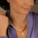 Loose. Necklace with pearls and chains