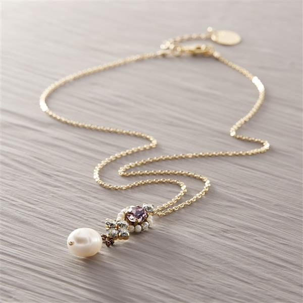 Above and beyond. Short pearl necklace