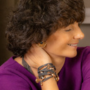 TAKE A BOW. Fan-shaped earrings with blue crystals