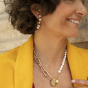 Loose. Necklace with pearls and chains