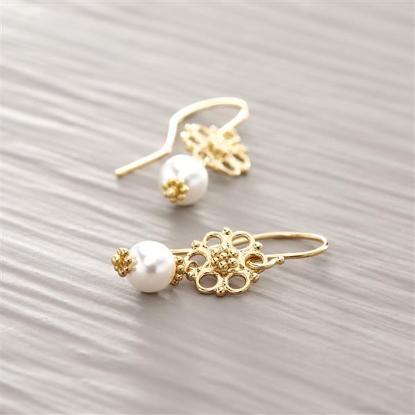 SO PRETTY. Drop earrings with pearls