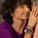 TAKE A BOW. Fan-shaped earrings with blue crystals