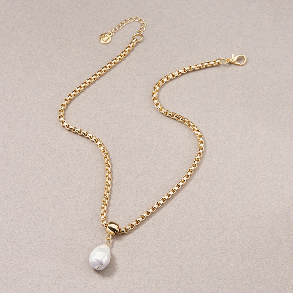 The pearl of happiness. Chain necklace with a pearl