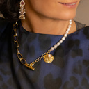 Loose. Necklace with pearls and chains