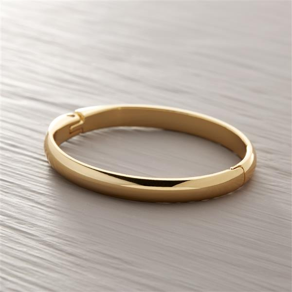 Straight to the point. Simple cuff bracelet