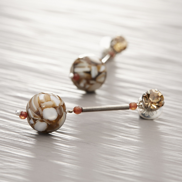 IN THE AIR. Earrings with agates and nacre